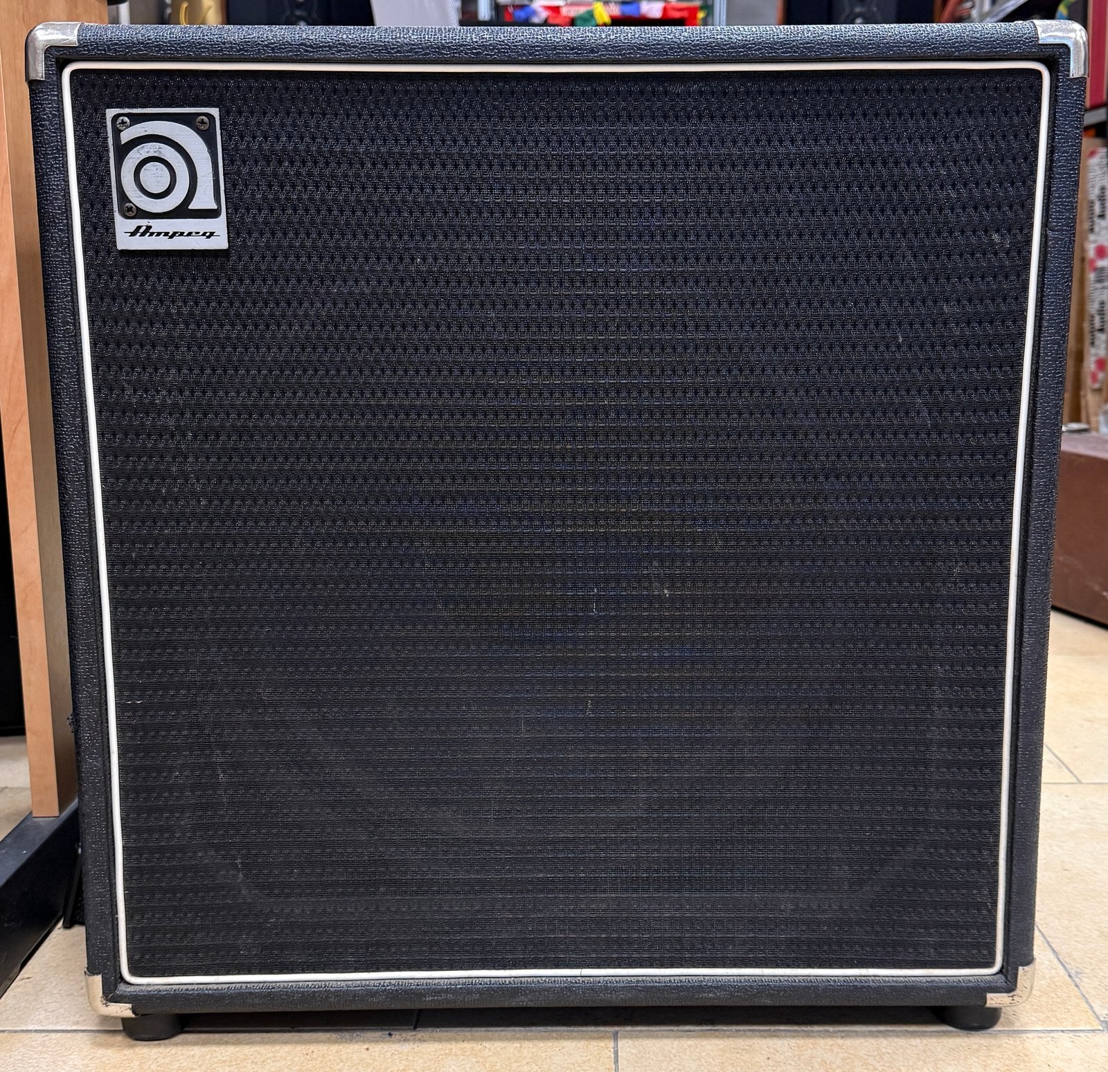 Amplificatore per basso Ampeg BA-115 usato